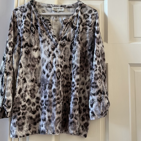 Last chance. Lot of (3) Tops - Picture 2 of 9